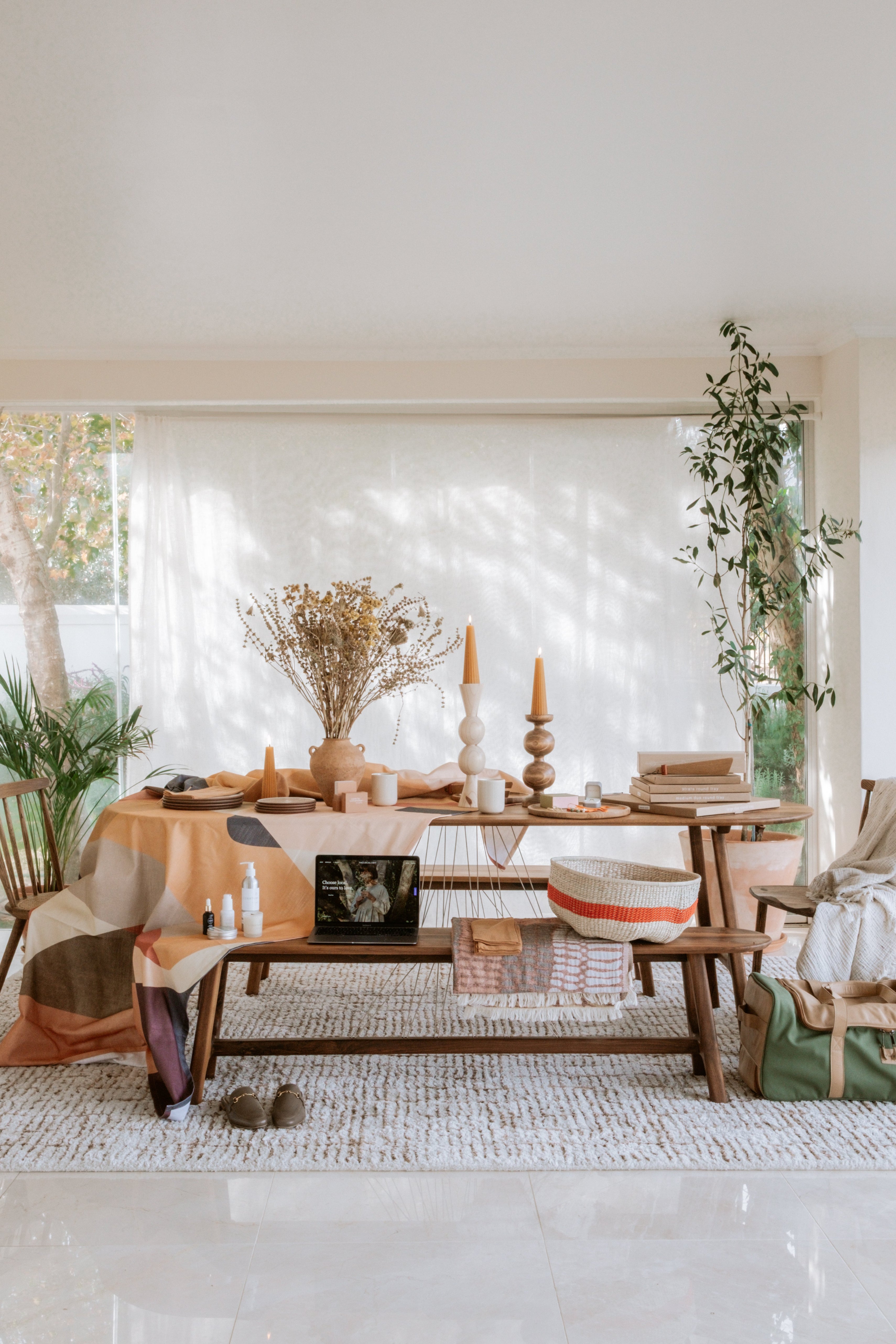 Dining area with a wooden and woven decorative elements