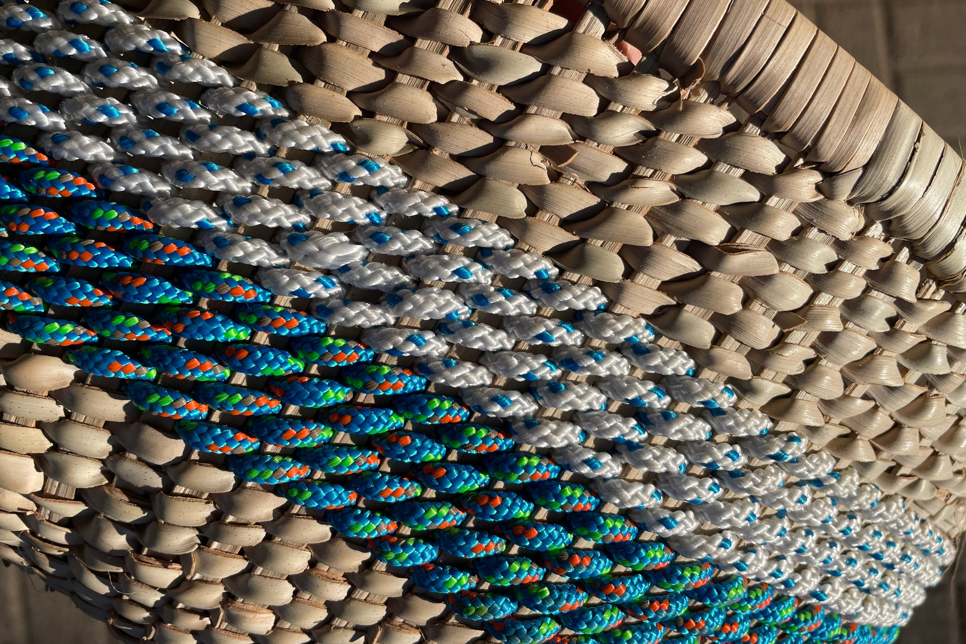 Woven basket with customisable color pops 