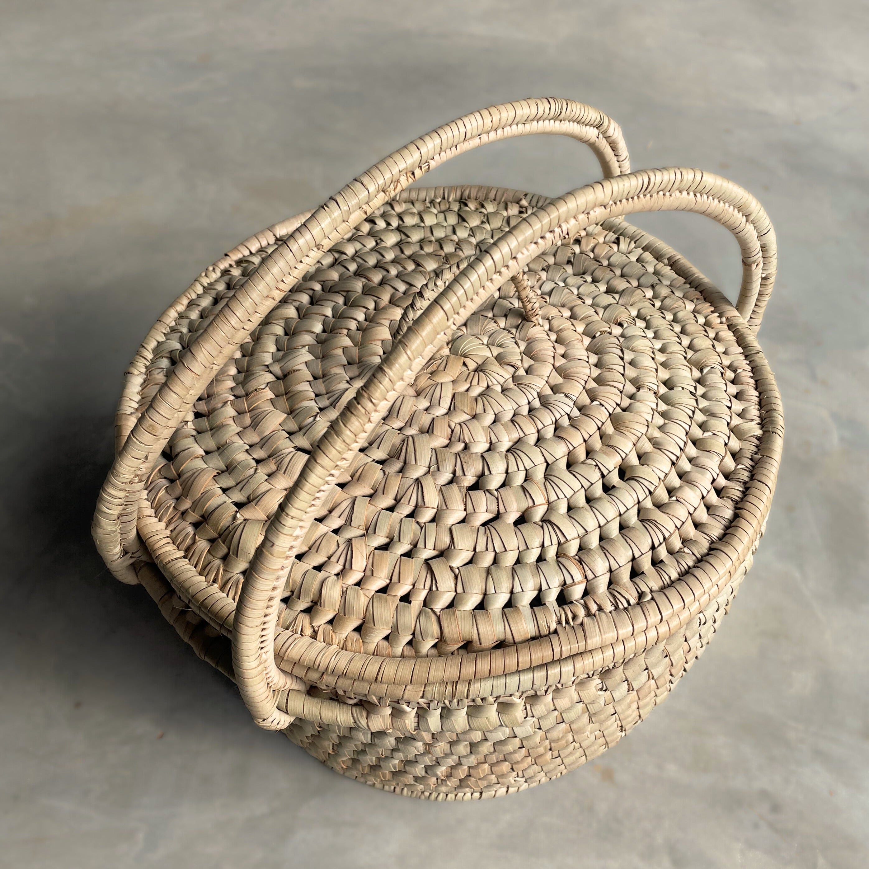 Handmade home decor woven basket for picnics with lid