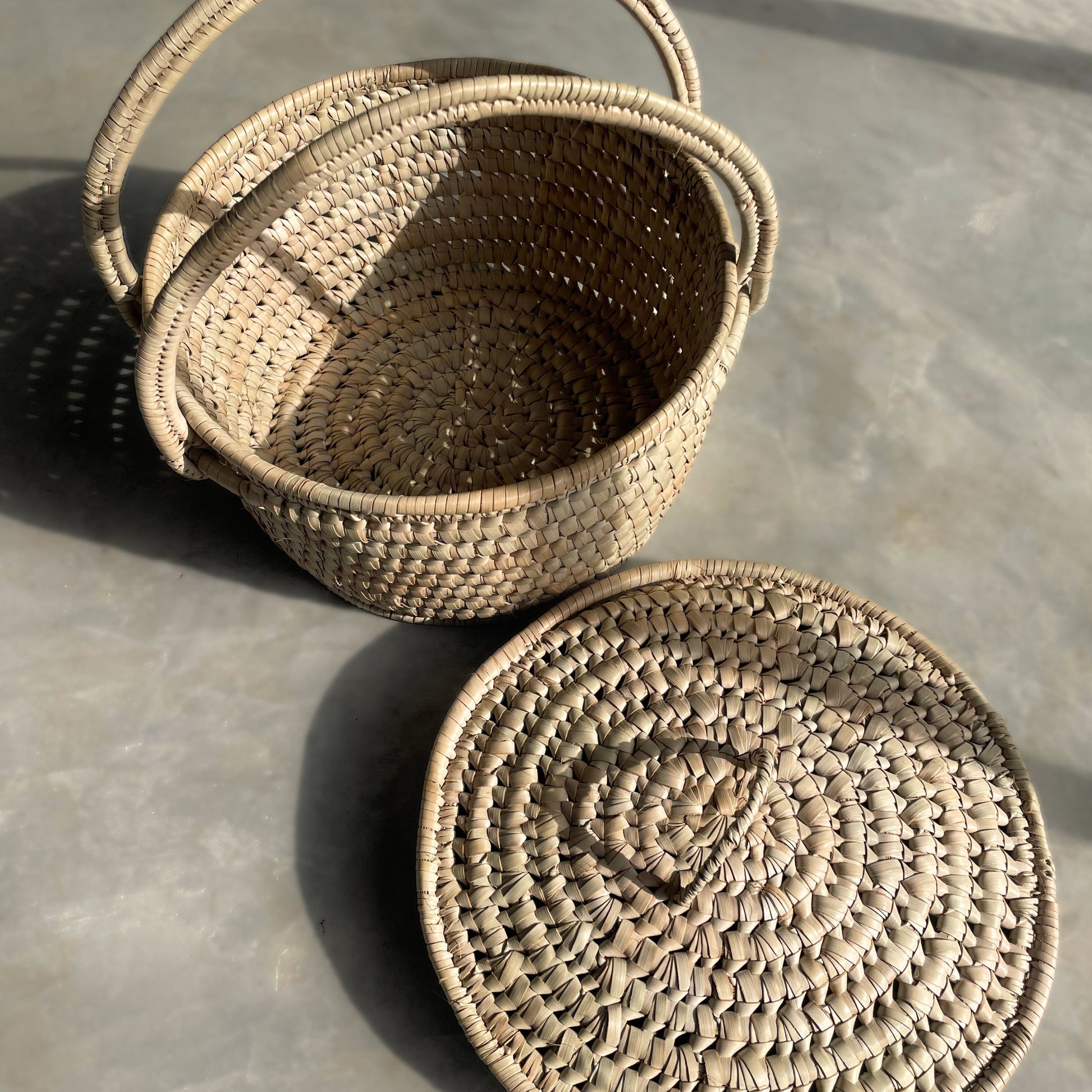 Picnic basket robust sturdy with lid 