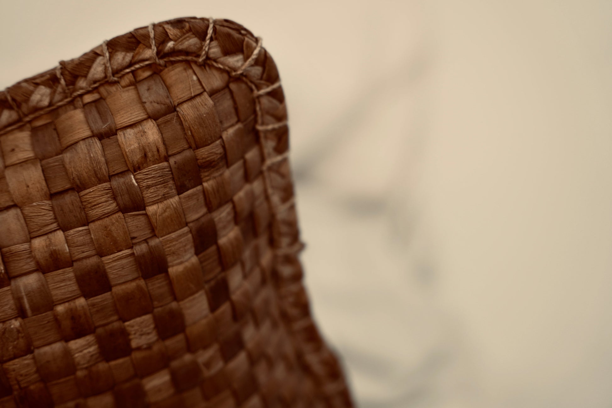 The crispy woven cushion in palm raffia